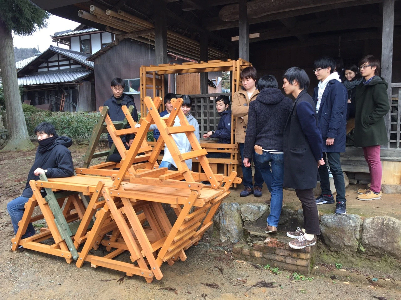 建築学科1年生、2年生が参加する美山木匠塾の活動記事が京都新聞に掲載、南丹市情報センターケーブルテレビにて放映