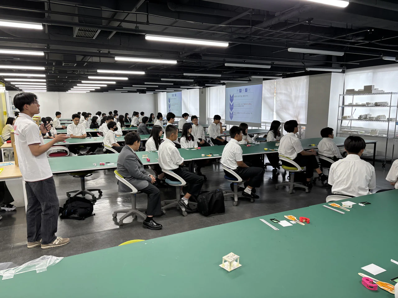 常翔啓光中学校3年生が建築学科を訪問！ストロー建物プログラムに挑戦しました！